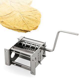 Ein Tabakschneider, der neben ganzen Tabakblttern liegt.